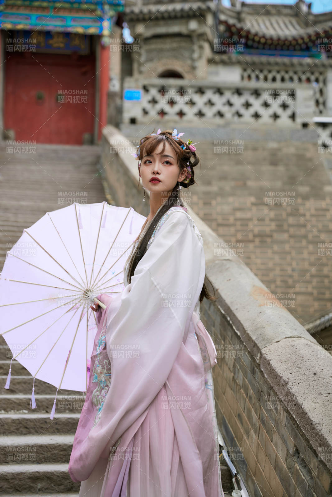 穿古裝漢服手持工藝傘的東方美少女