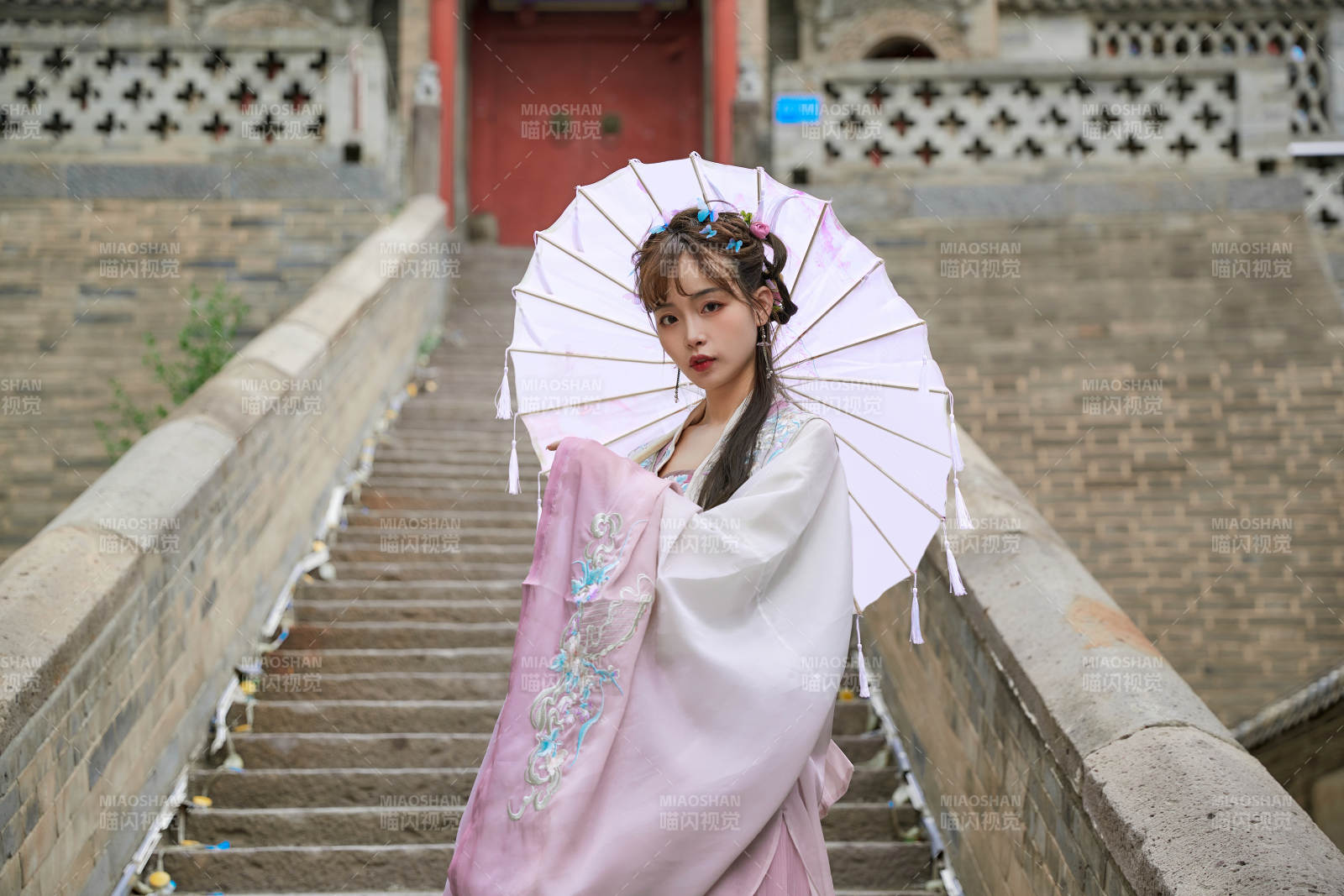 穿古裝漢服手持工藝傘的東方美少女