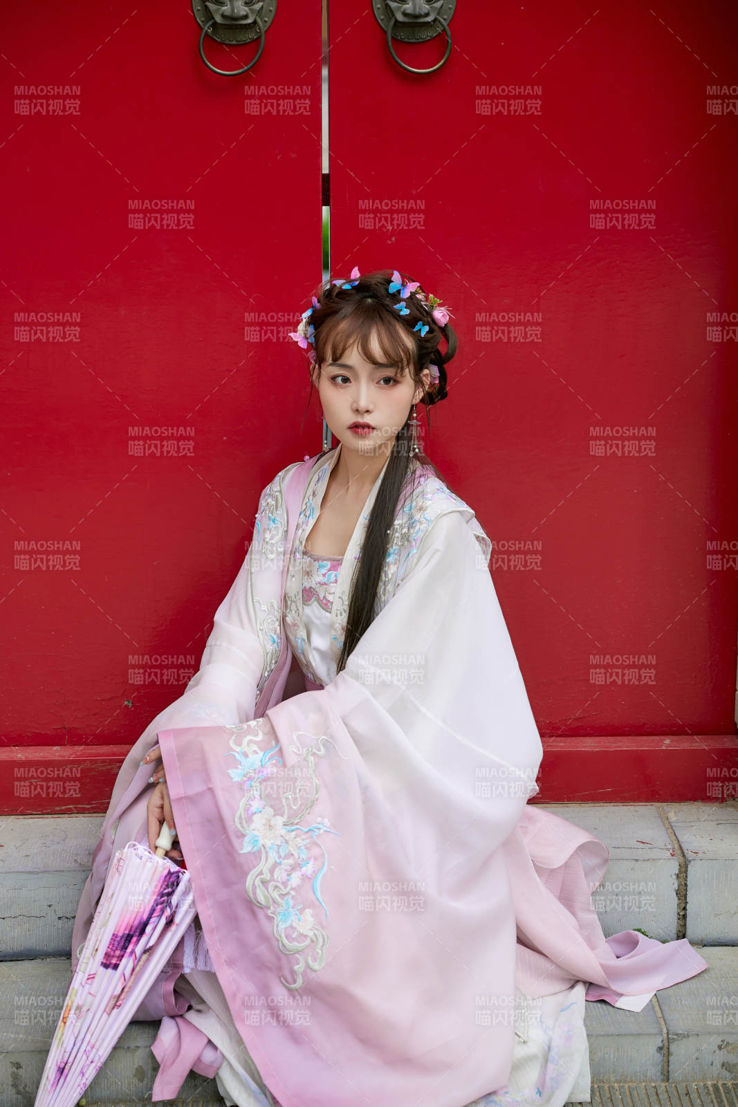 穿古裝漢服手持工藝傘的東方美少女