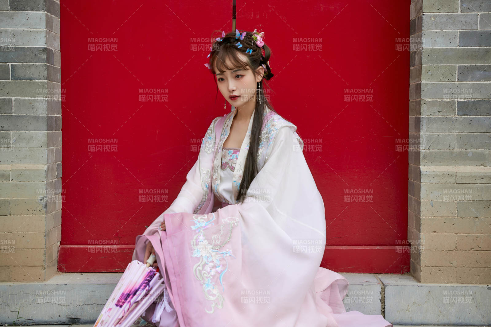 穿古裝漢服手持工藝傘的東方美少女