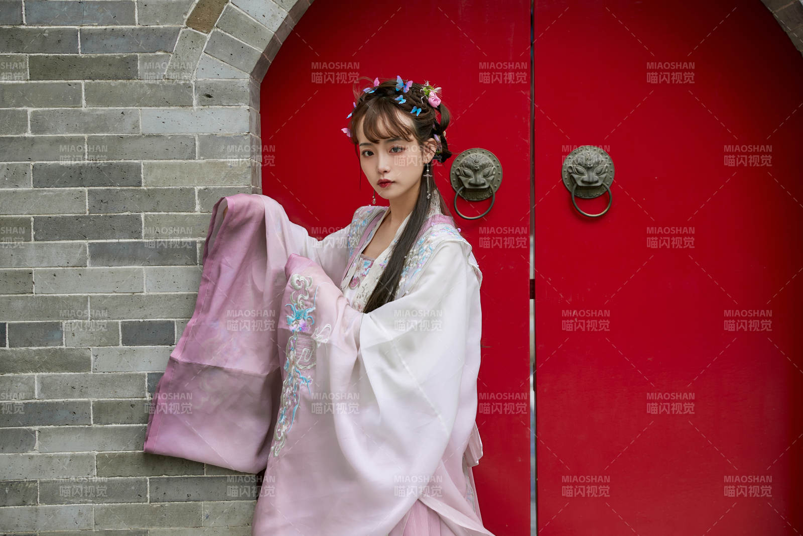 穿古装汉服手持工艺伞的东方美少女