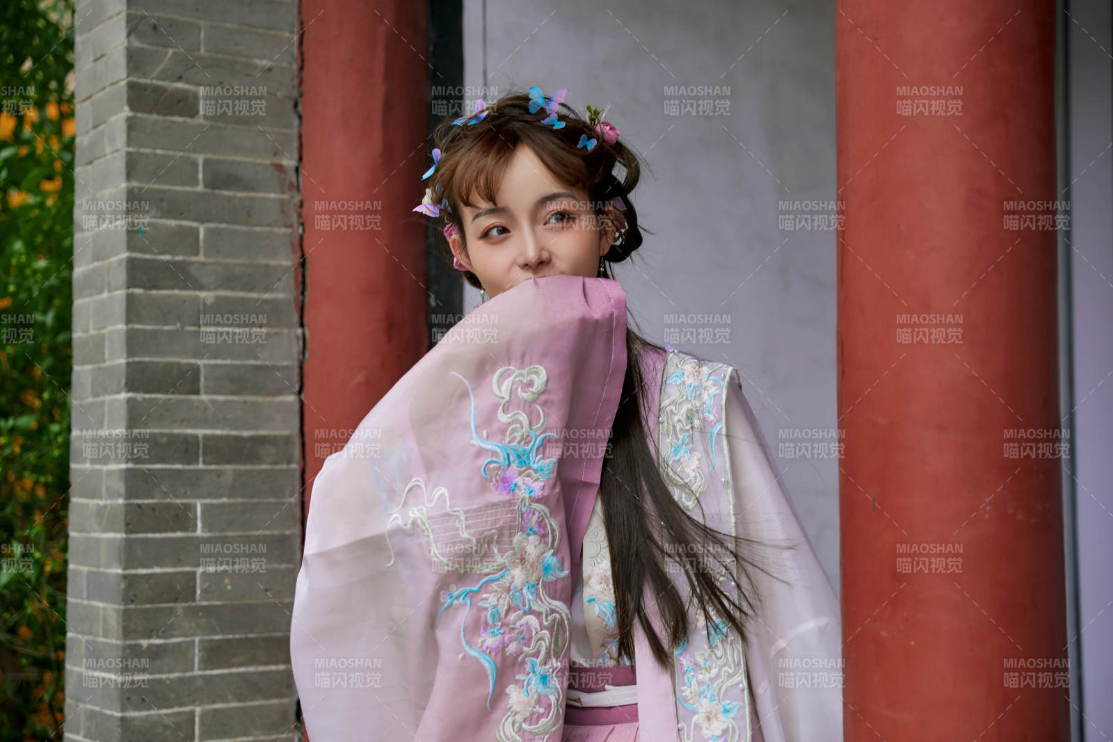 穿古装汉服手持工艺伞的东方美少女