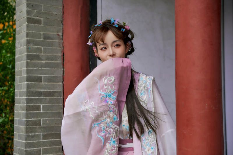 穿古装汉服手持工艺伞的东方美少女