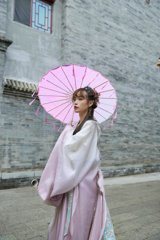 穿古装汉服手持工艺伞的东方美少女