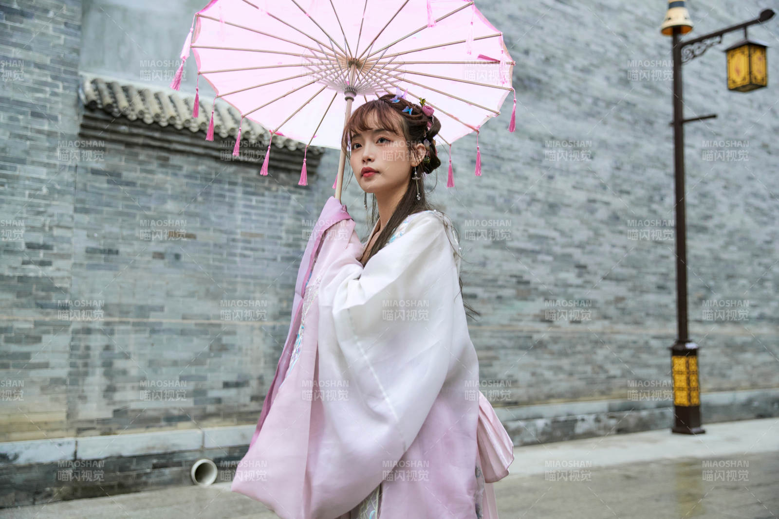 穿古裝漢服手持工藝傘的東方美少女