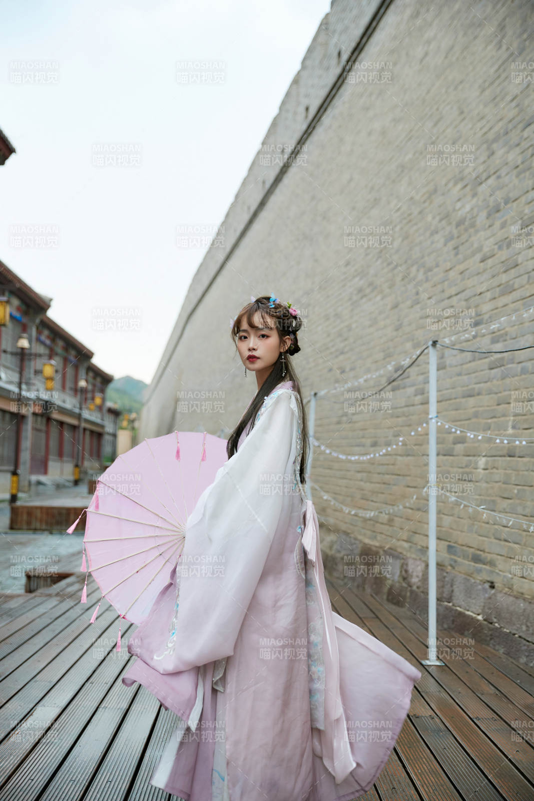 穿古裝漢服手持工藝傘的東方美少女