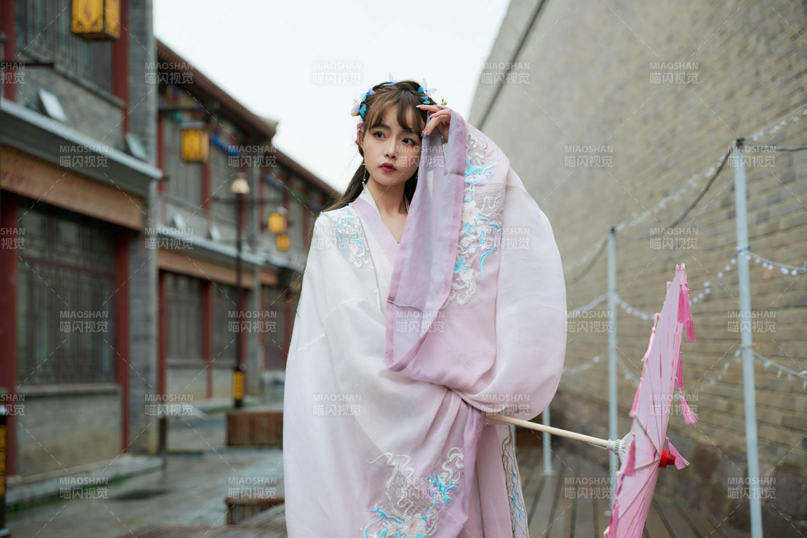 穿古装汉服手持工艺伞的东方美少女