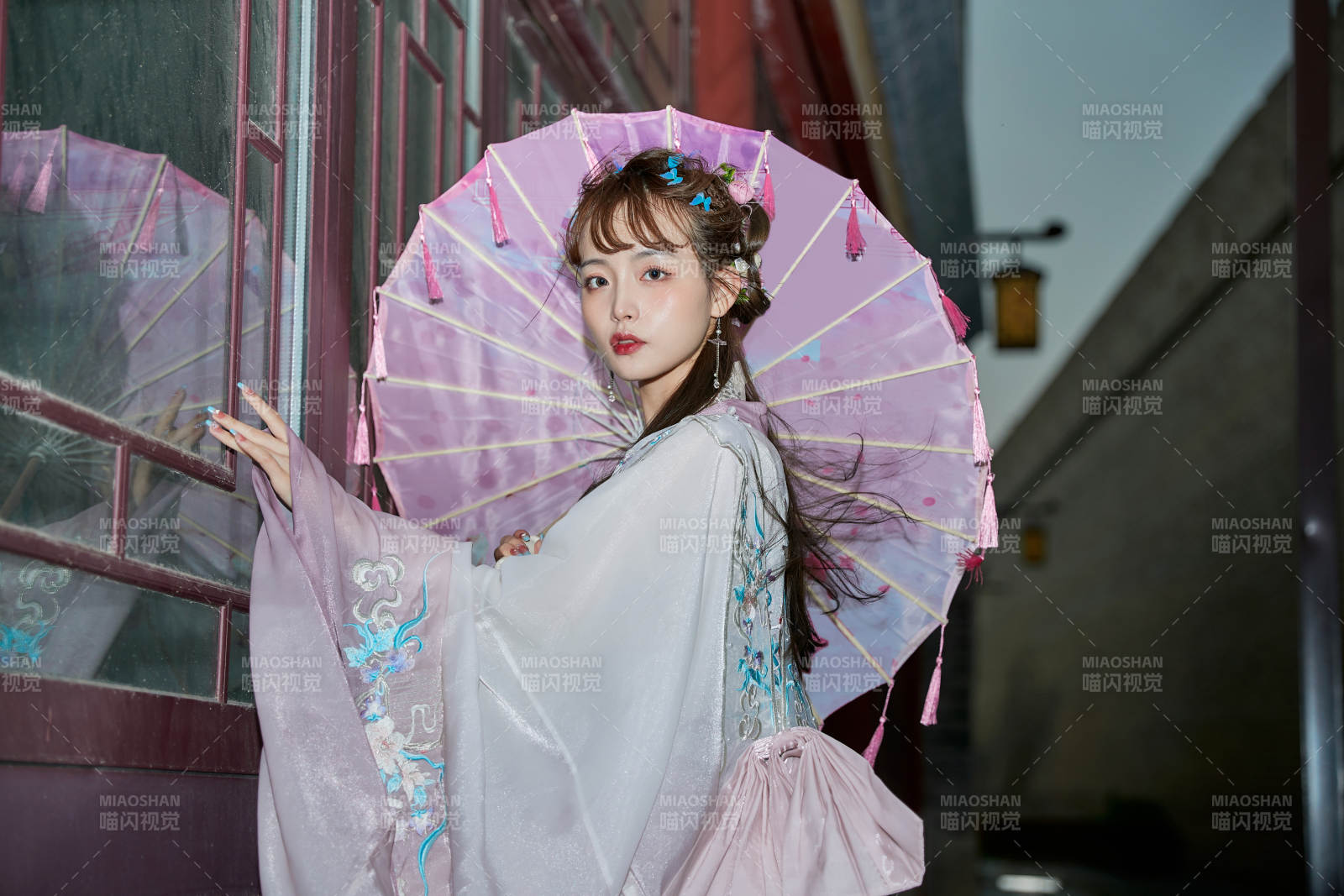 穿古裝漢服手持工藝傘的東方美少女