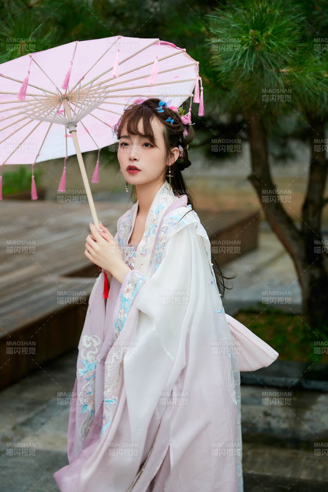 穿古裝漢服手持工藝傘的東方美少女