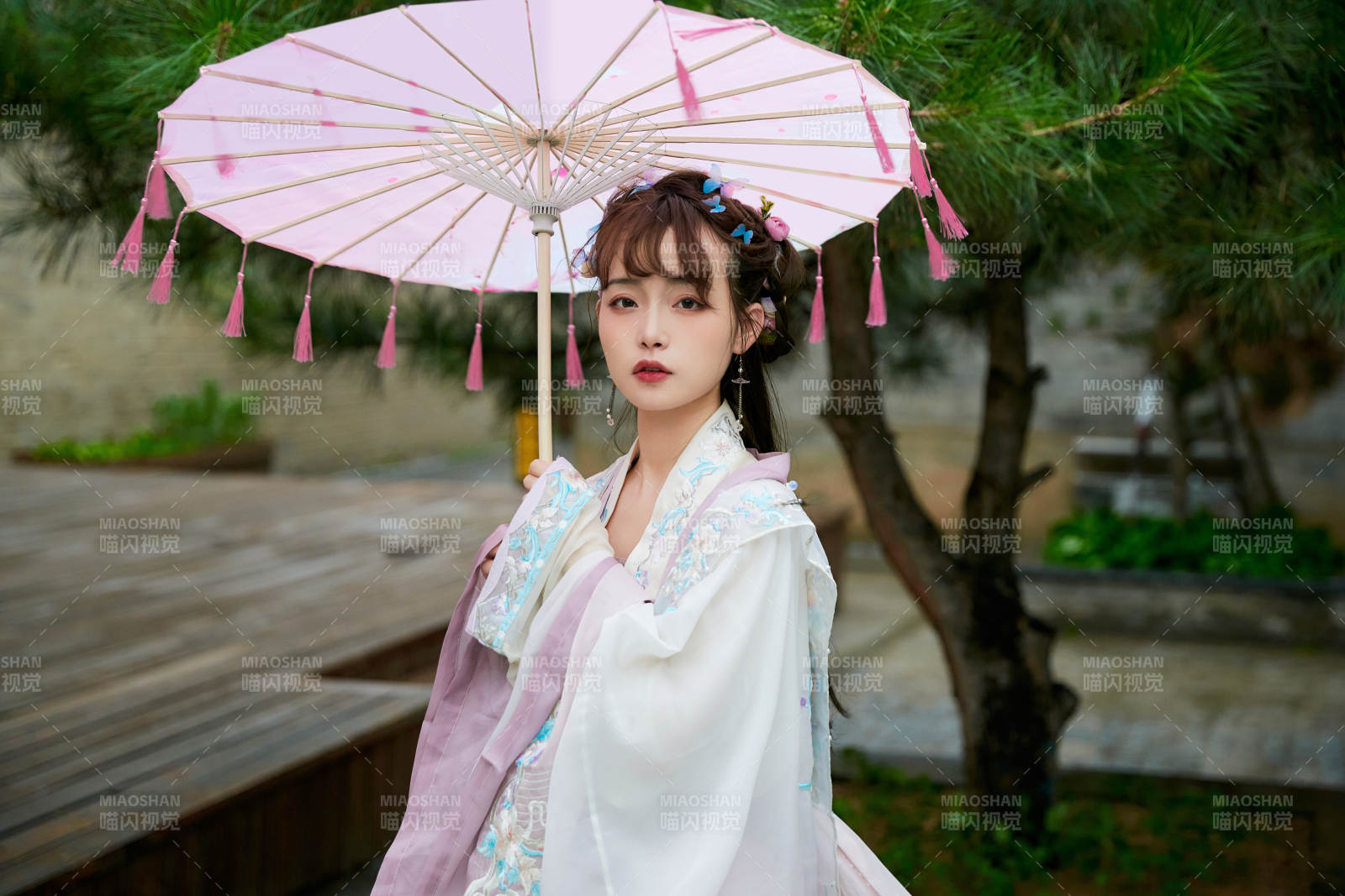 穿古裝漢服手持工藝傘的東方美少女