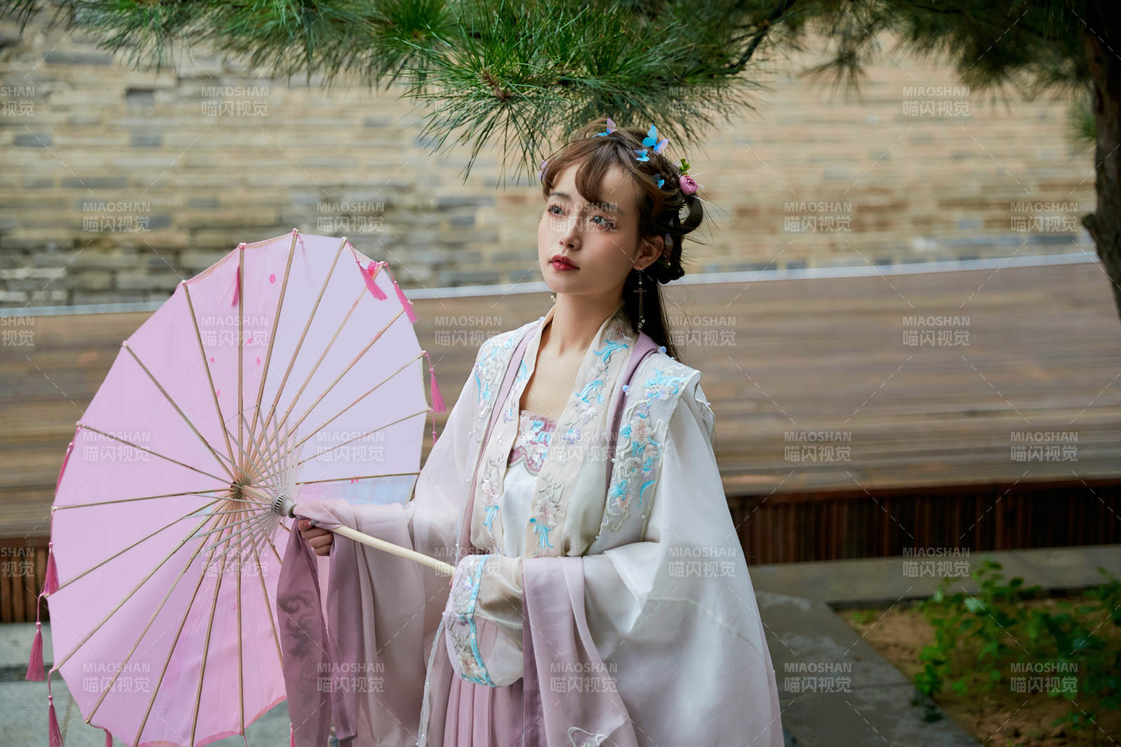 穿古裝漢服手持工藝傘的東方美少女