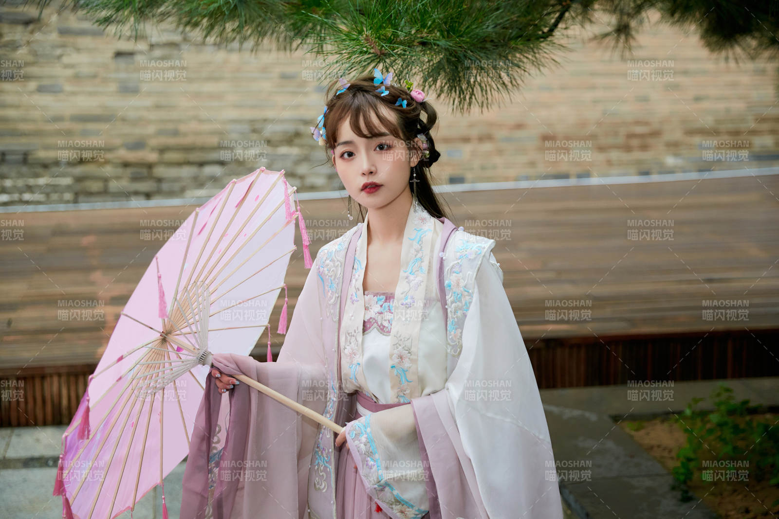 穿古裝漢服手持工藝傘的東方美少女