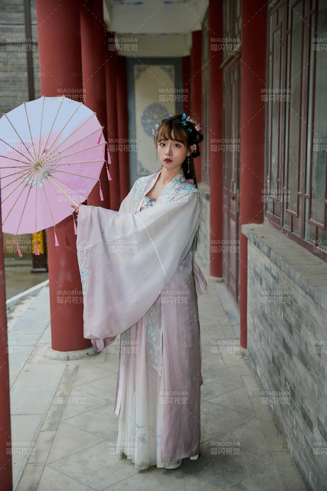 穿古裝漢服手持工藝傘的東方美少女