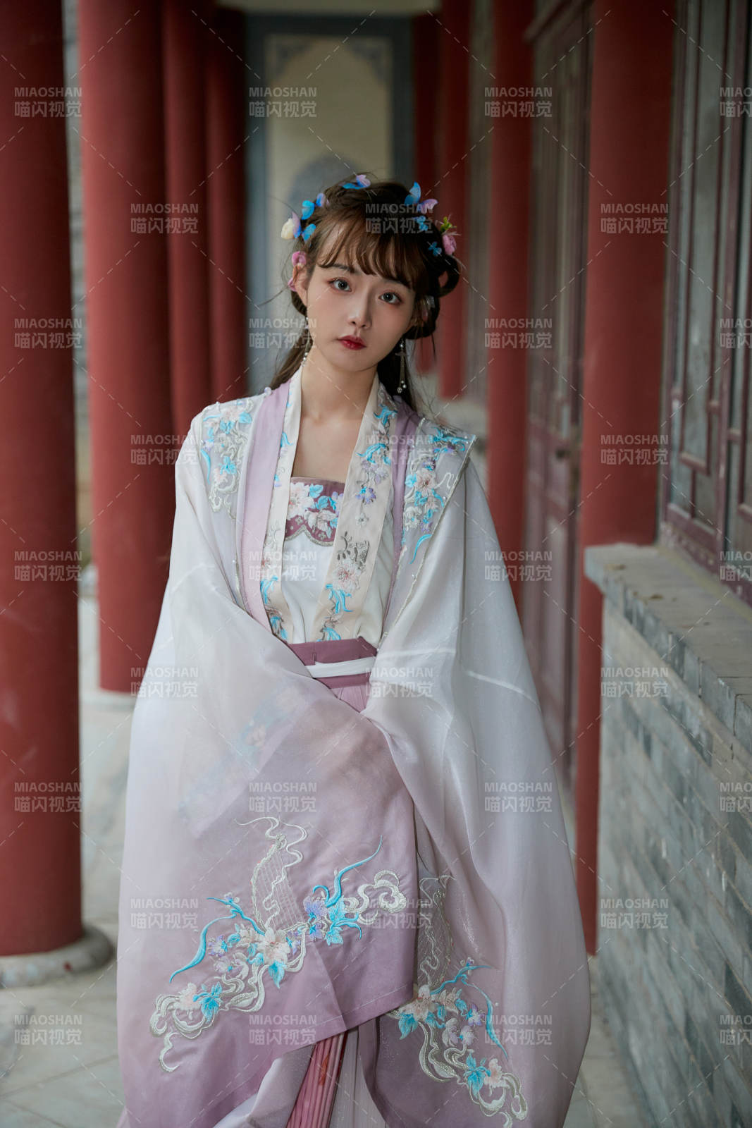 穿古装汉服手持工艺伞的东方美少女