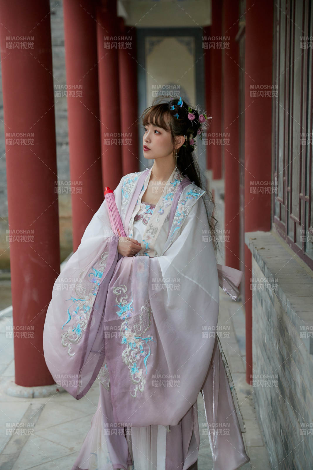 穿古裝漢服手持工藝傘的東方美少女