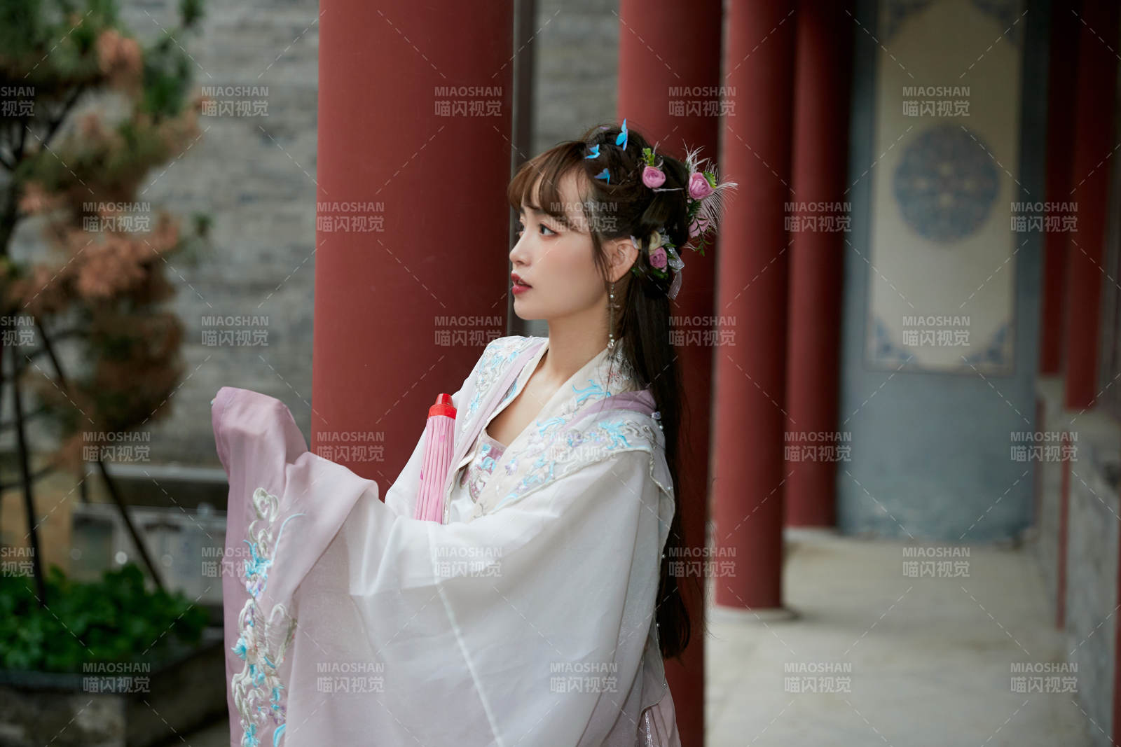 穿古裝漢服手持工藝傘的東方美少女