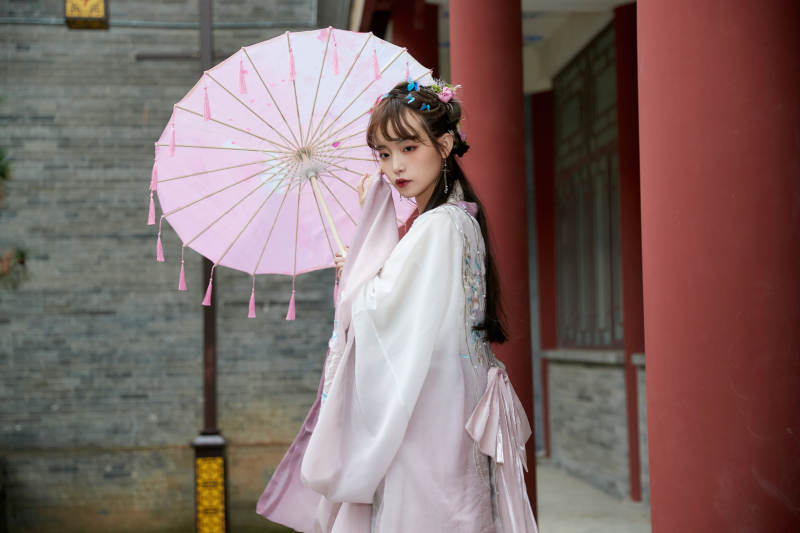 穿古装汉服手持工艺伞的东方美少女