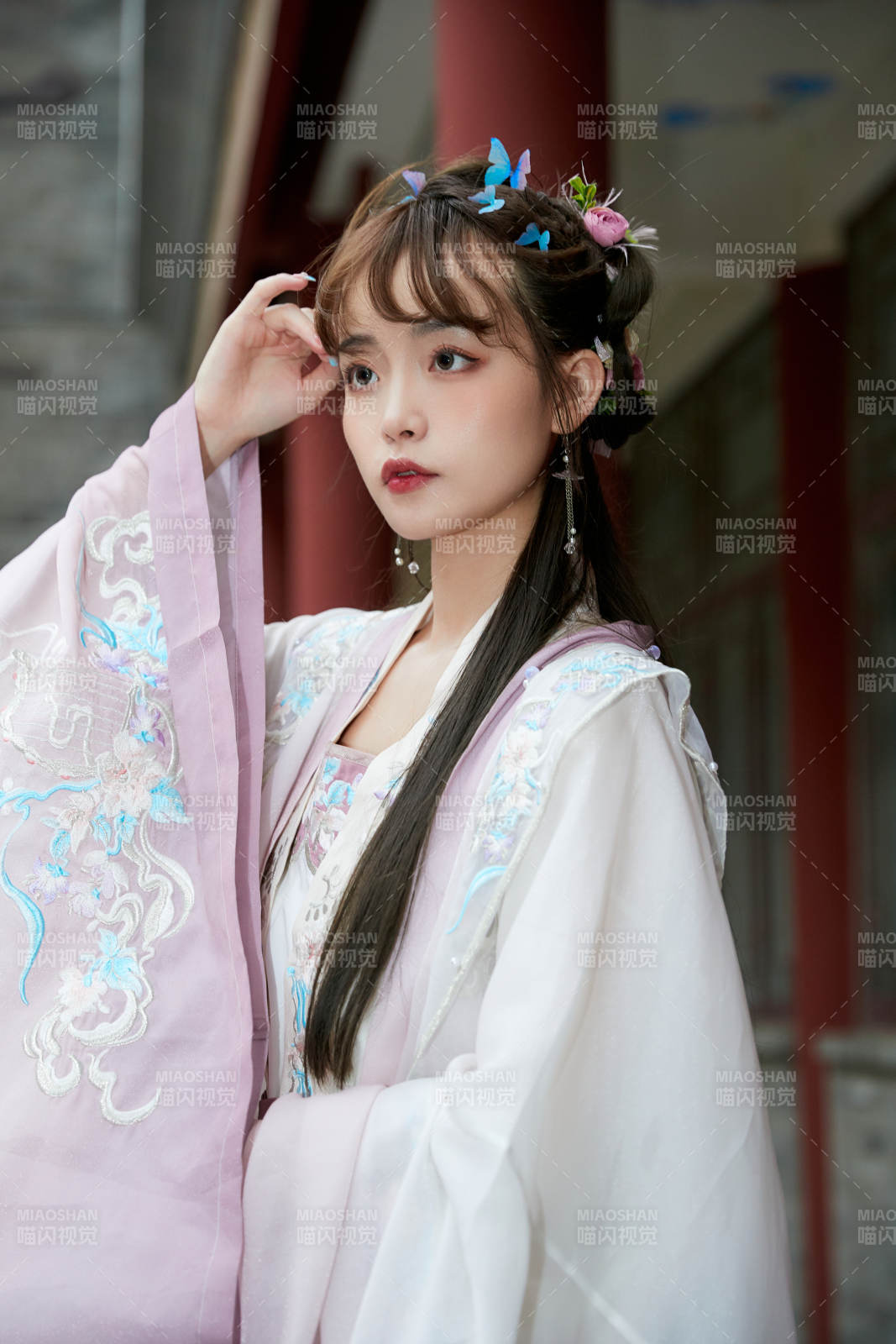 穿古裝漢服手持工藝傘的東方美少女