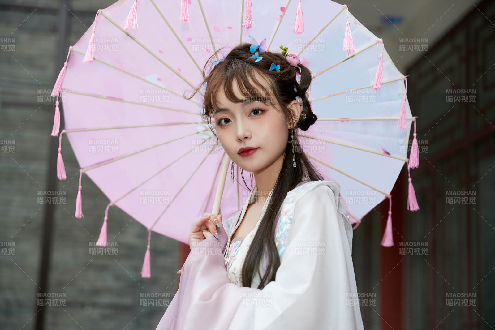 穿古裝漢服手持工藝傘的東方美少女