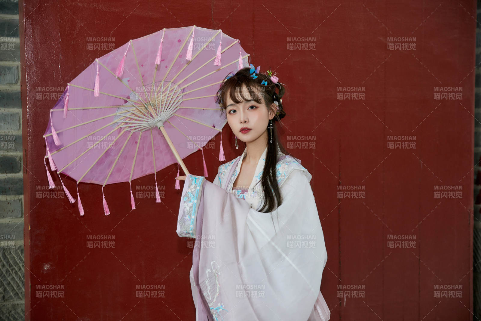 穿古裝漢服手持工藝傘的東方美少女