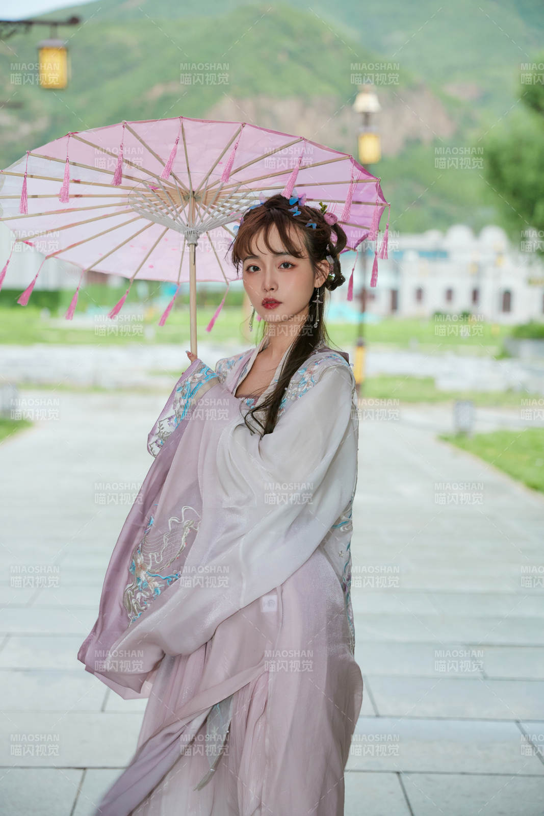 穿古裝漢服手持工藝傘的東方美少女