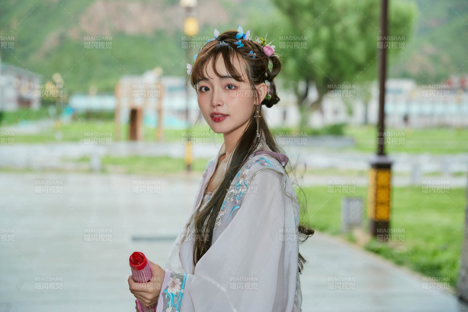 穿古裝漢服手持工藝傘的東方美少女