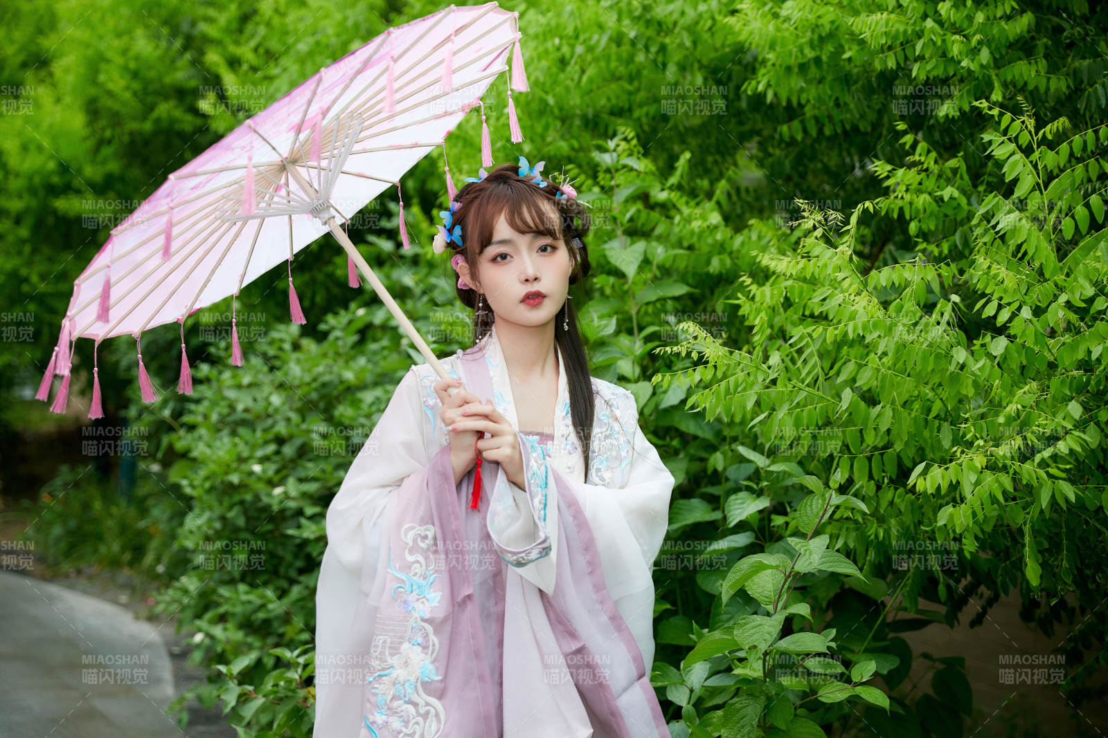 穿古裝漢服手持工藝傘的東方美少女