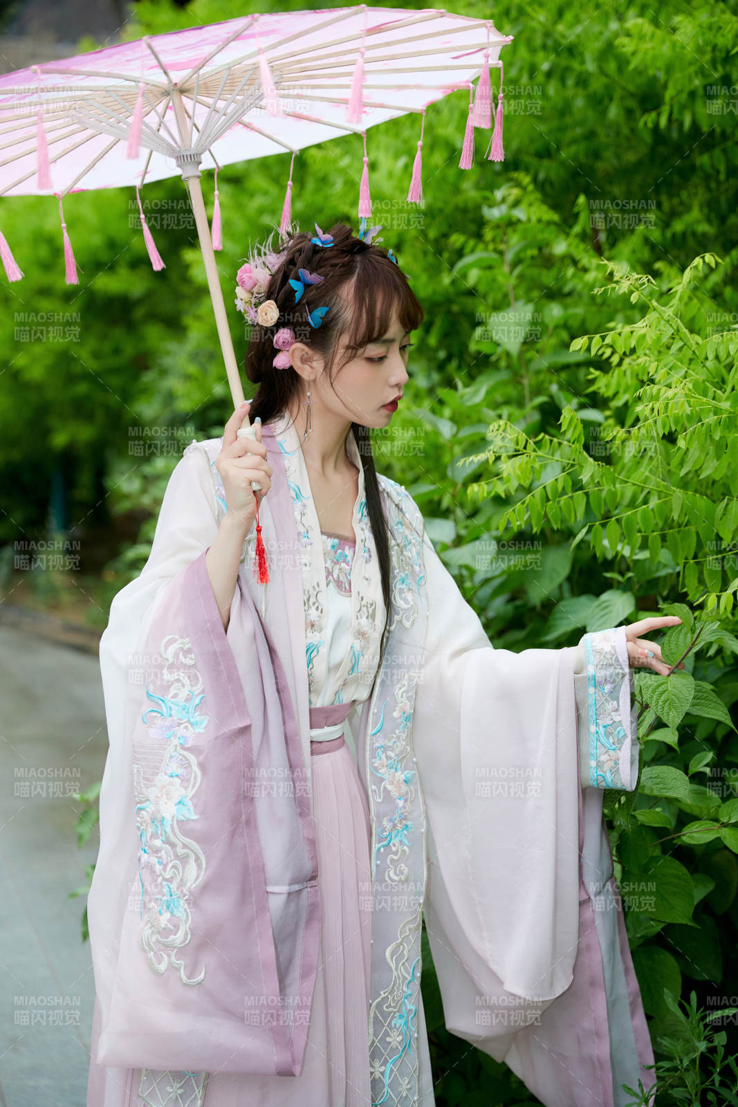 穿古裝漢服手持工藝傘的東方美少女