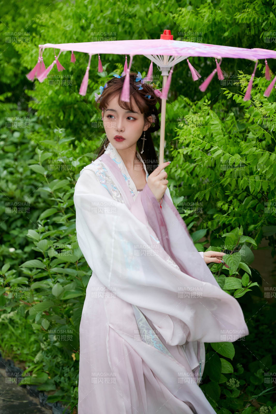 穿古裝漢服手持工藝傘的東方美少女