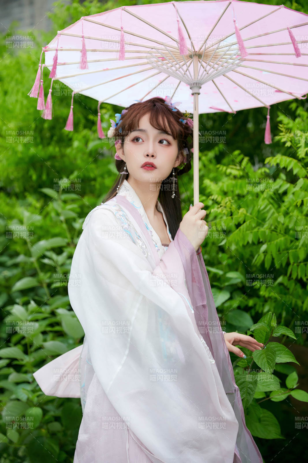 穿古裝漢服手持工藝傘的東方美少女