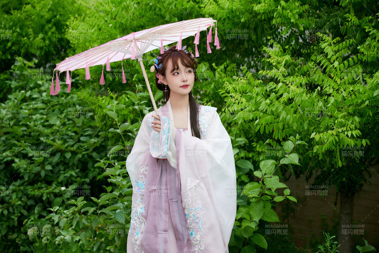 穿古裝漢服手持工藝傘的東方美少女