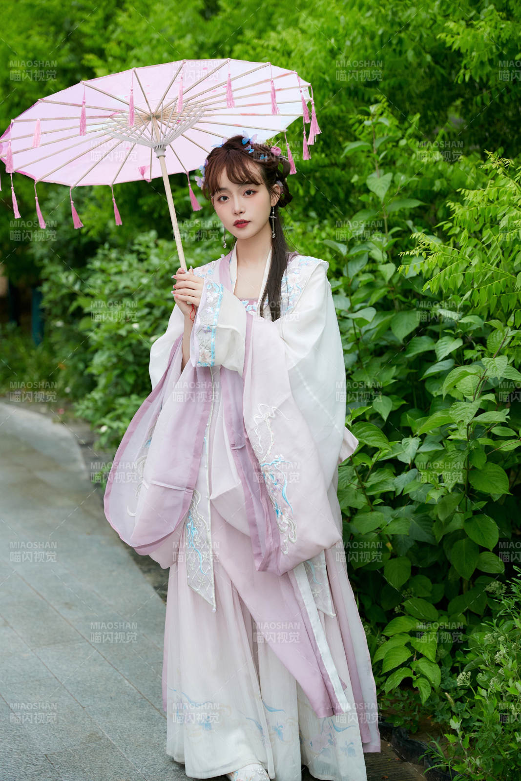 穿古裝漢服手持工藝傘的東方美少女