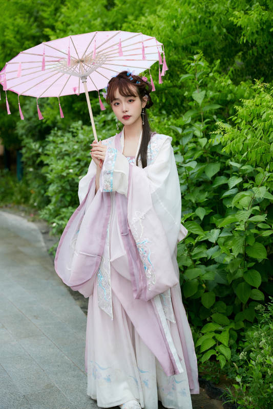 穿古装汉服手持工艺伞的东方美少女