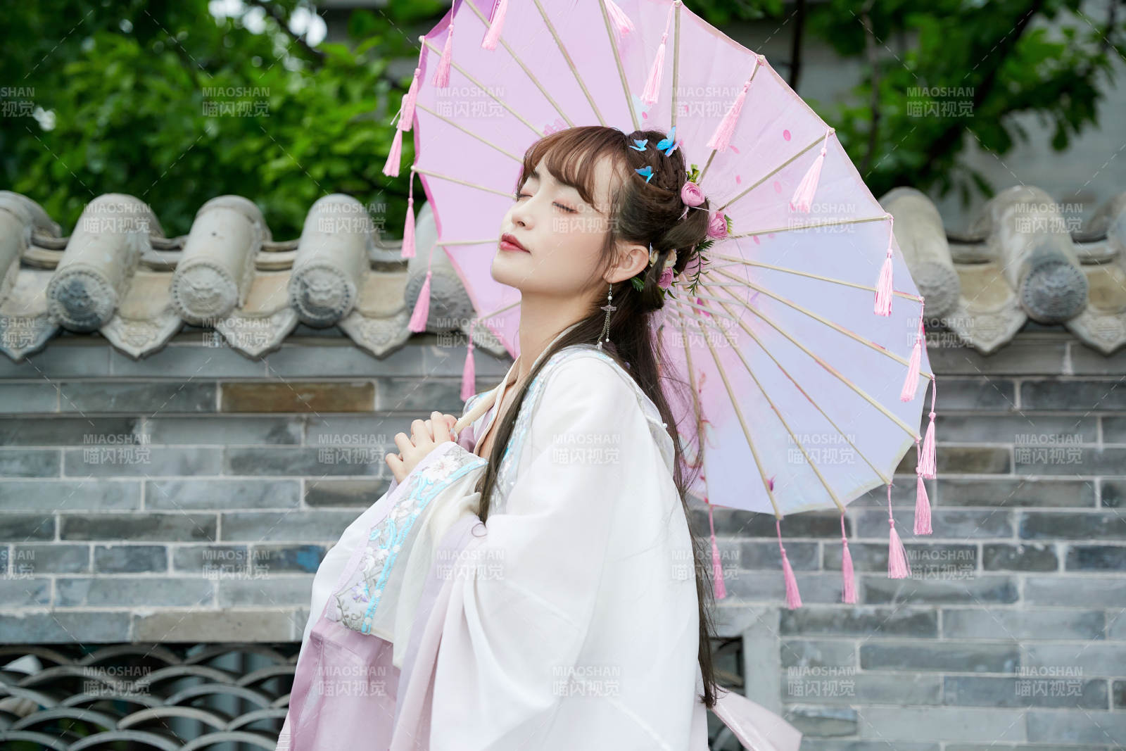 穿古裝漢服手持工藝傘的東方美少女