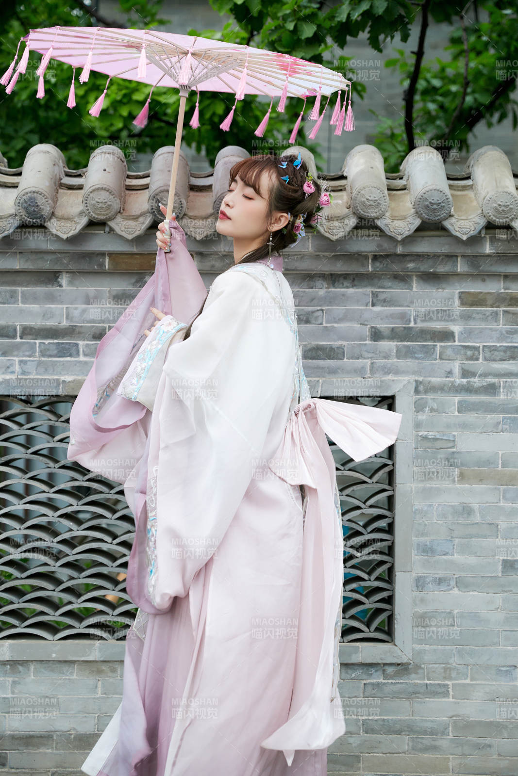 穿古裝漢服手持工藝傘的東方美少女