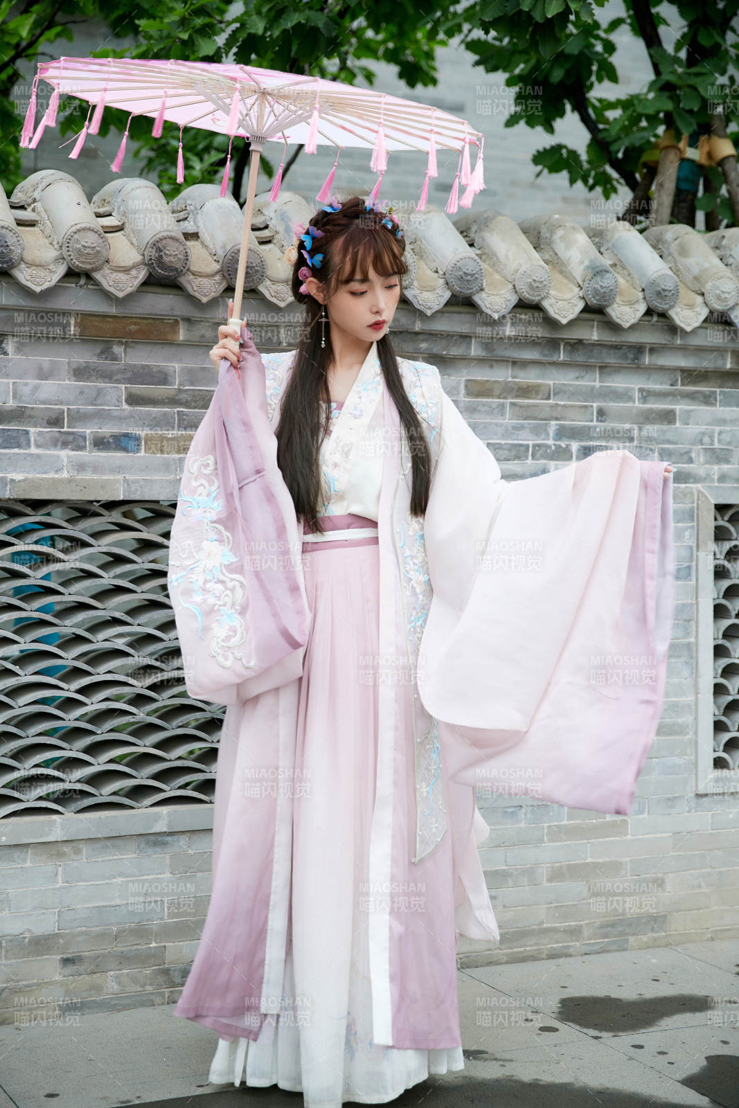 穿古装汉服手持工艺伞的东方美少女