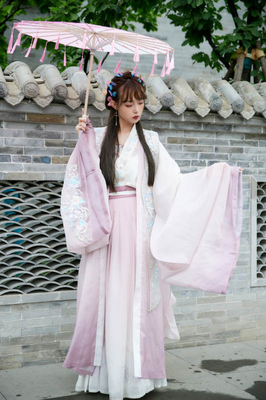 穿古装汉服手持工艺伞的东方美少女
