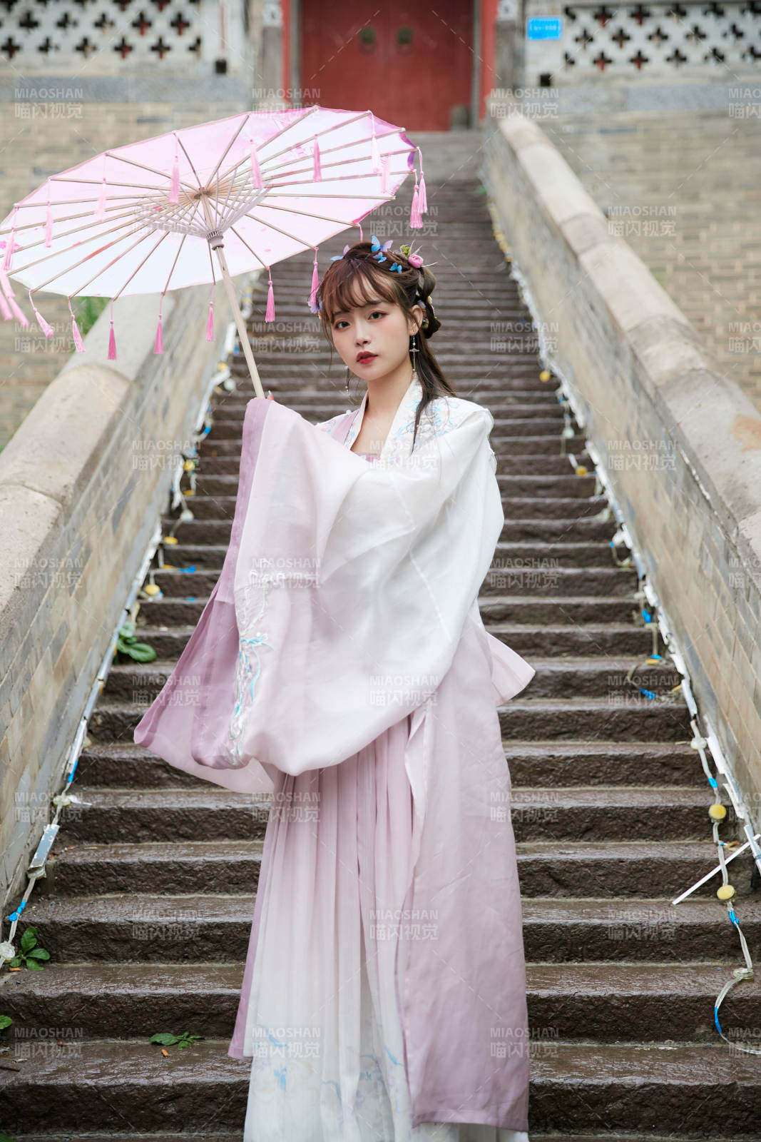 穿古裝漢服手持工藝傘的東方美少女