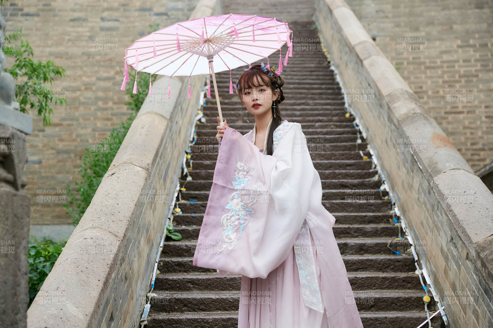 穿古裝漢服手持工藝傘的東方美少女