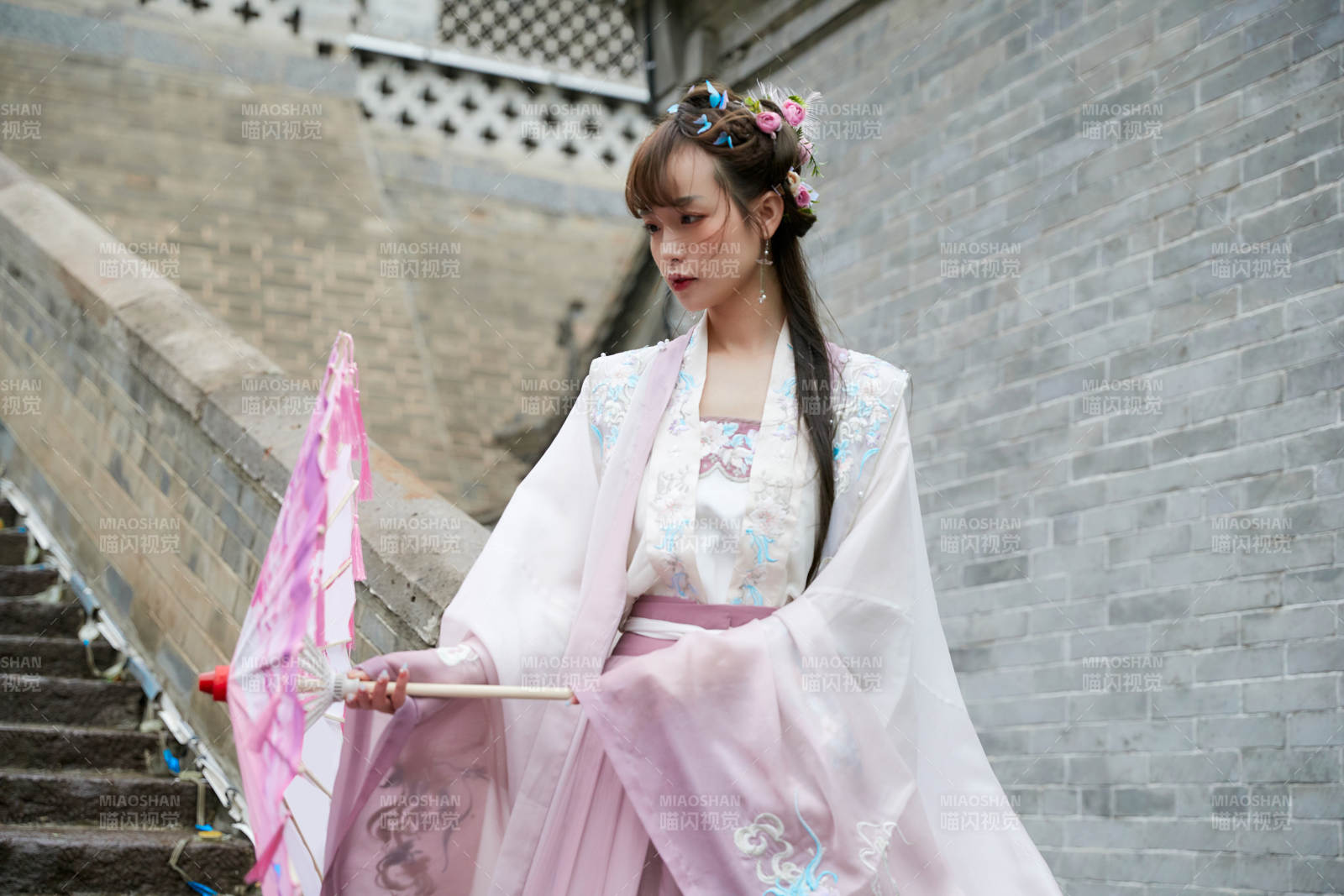 穿古裝漢服手持工藝傘的東方美少女