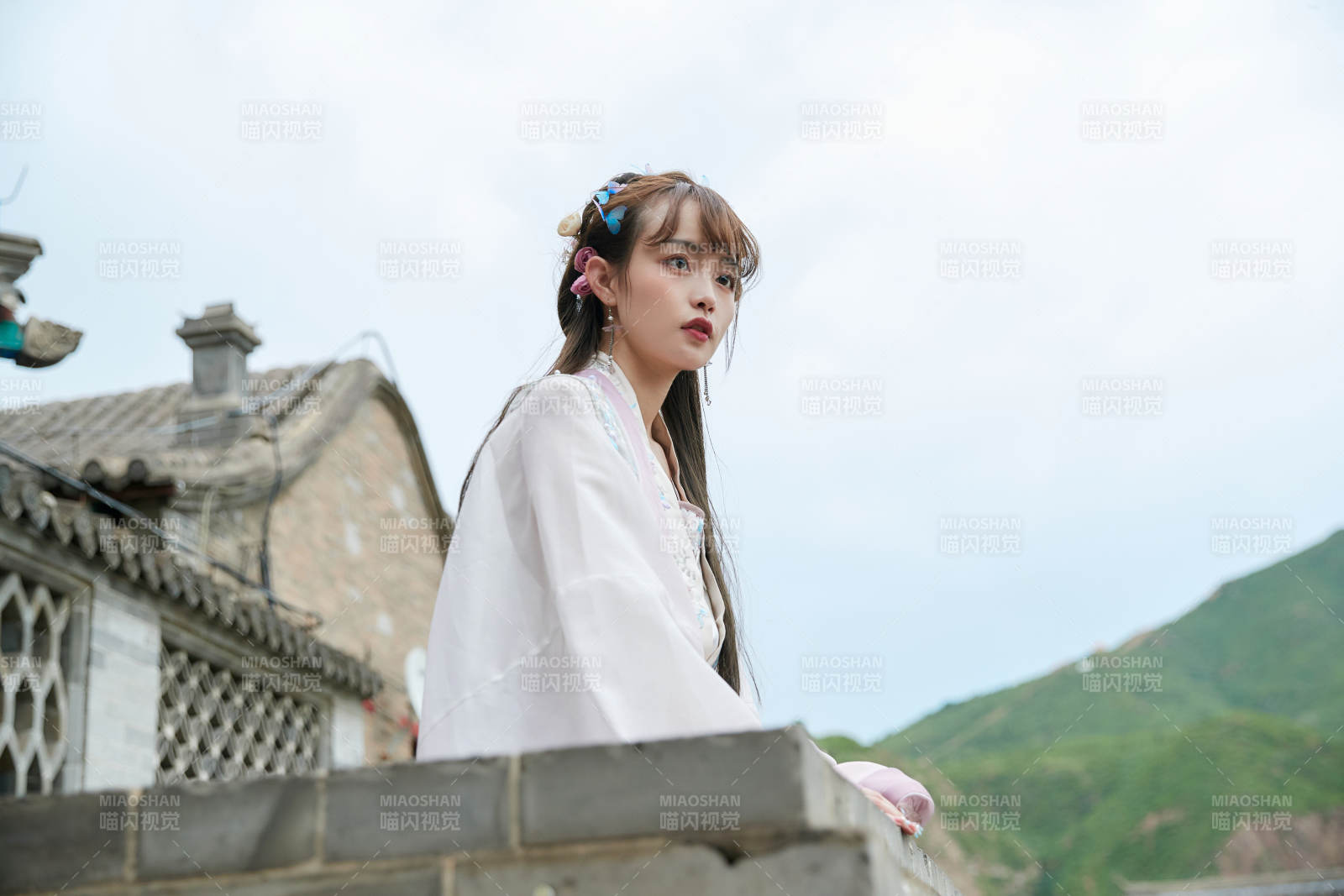 穿古裝漢服手持工藝傘的東方美少女