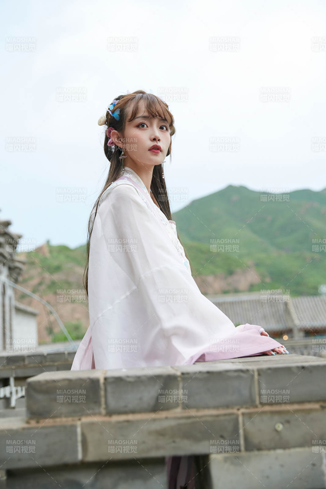 穿古裝漢服手持工藝傘的東方美少女