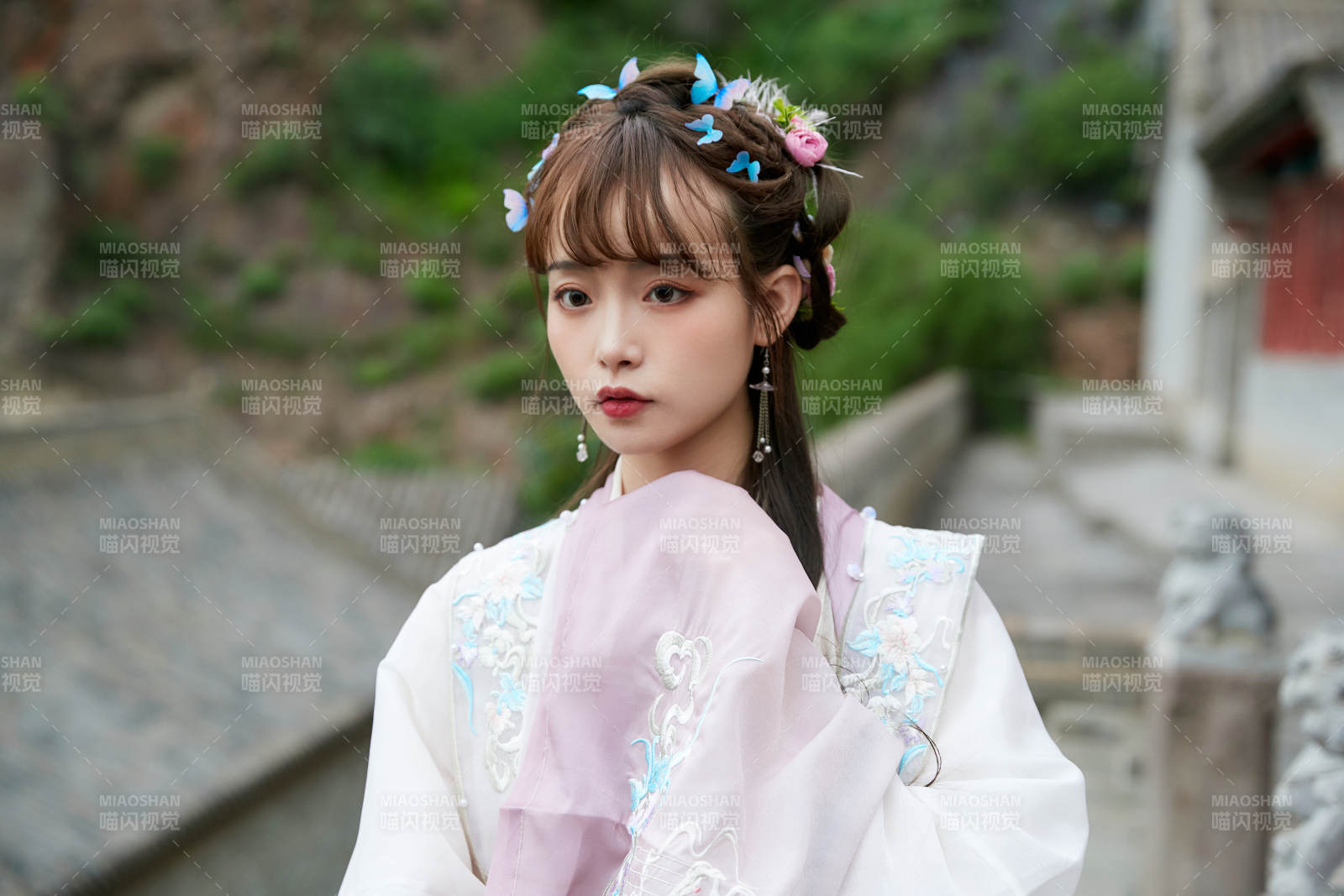 穿古裝漢服手持工藝傘的東方美少女