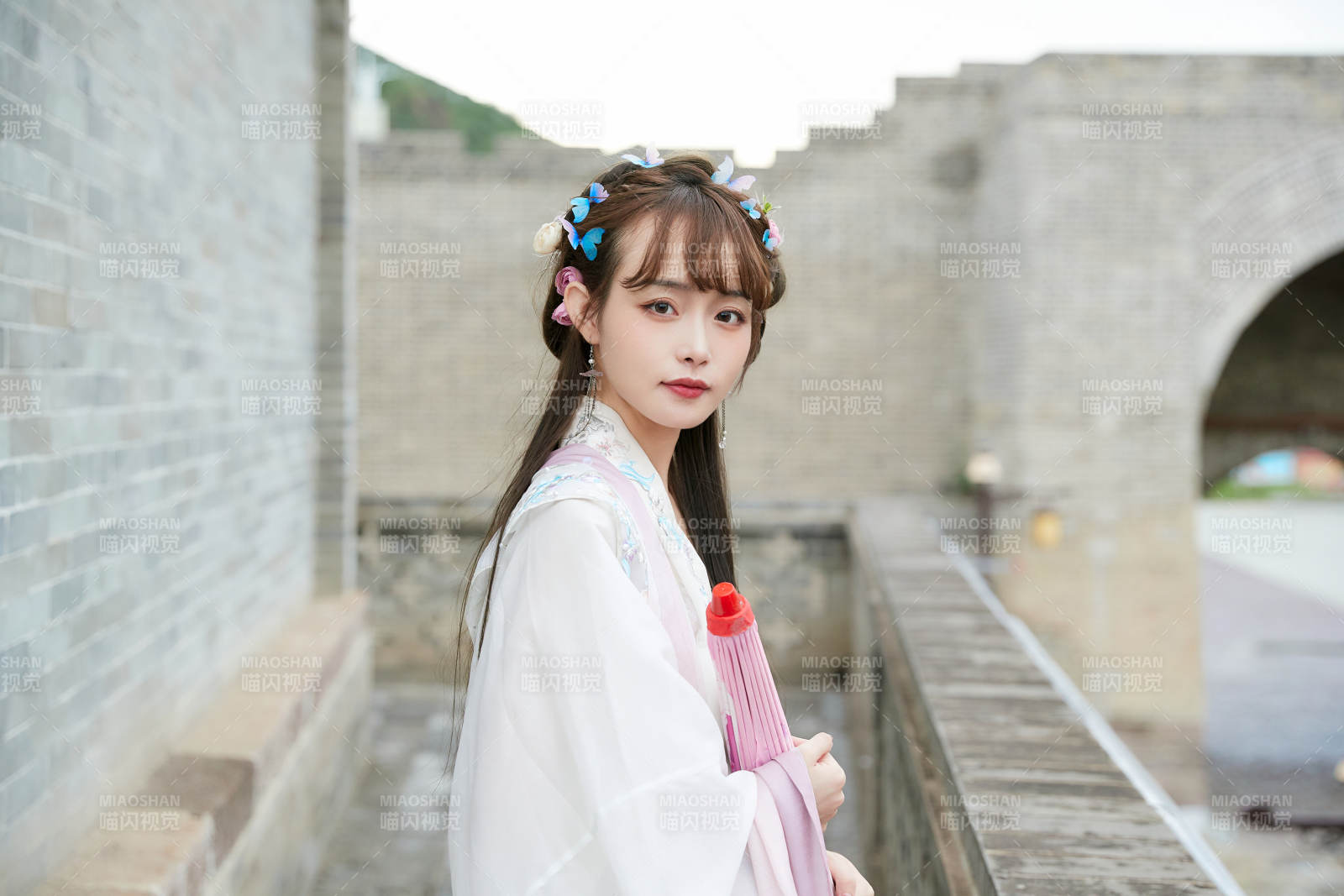 穿古裝漢服手持工藝傘的東方美少女