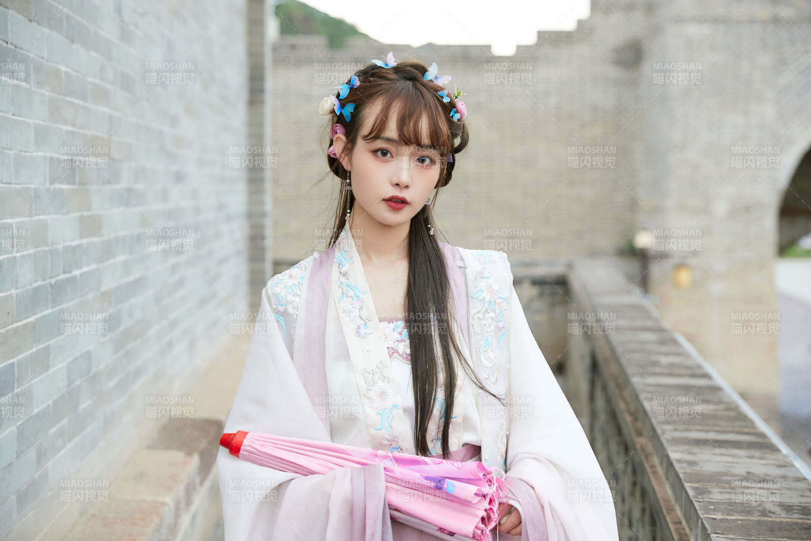 穿古裝漢服手持工藝傘的東方美少女