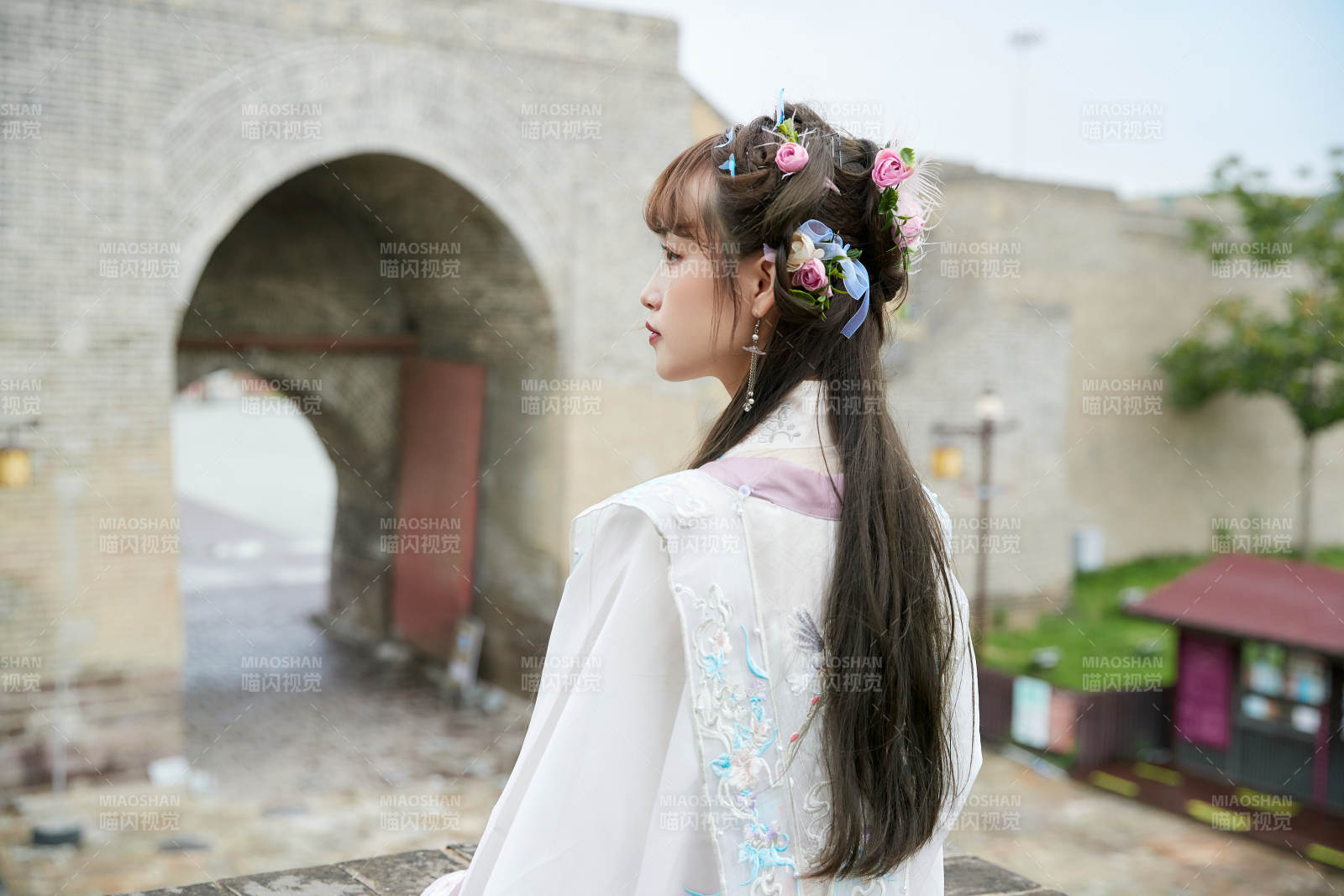 穿古裝漢服手持工藝傘的東方美少女