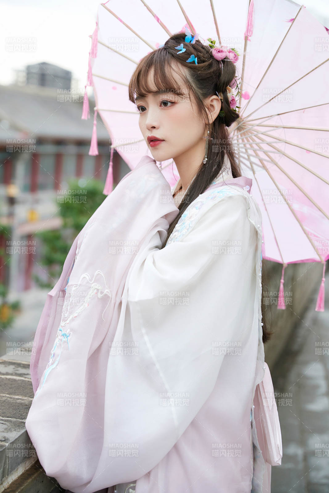 穿古裝漢服手持工藝傘的東方美少女