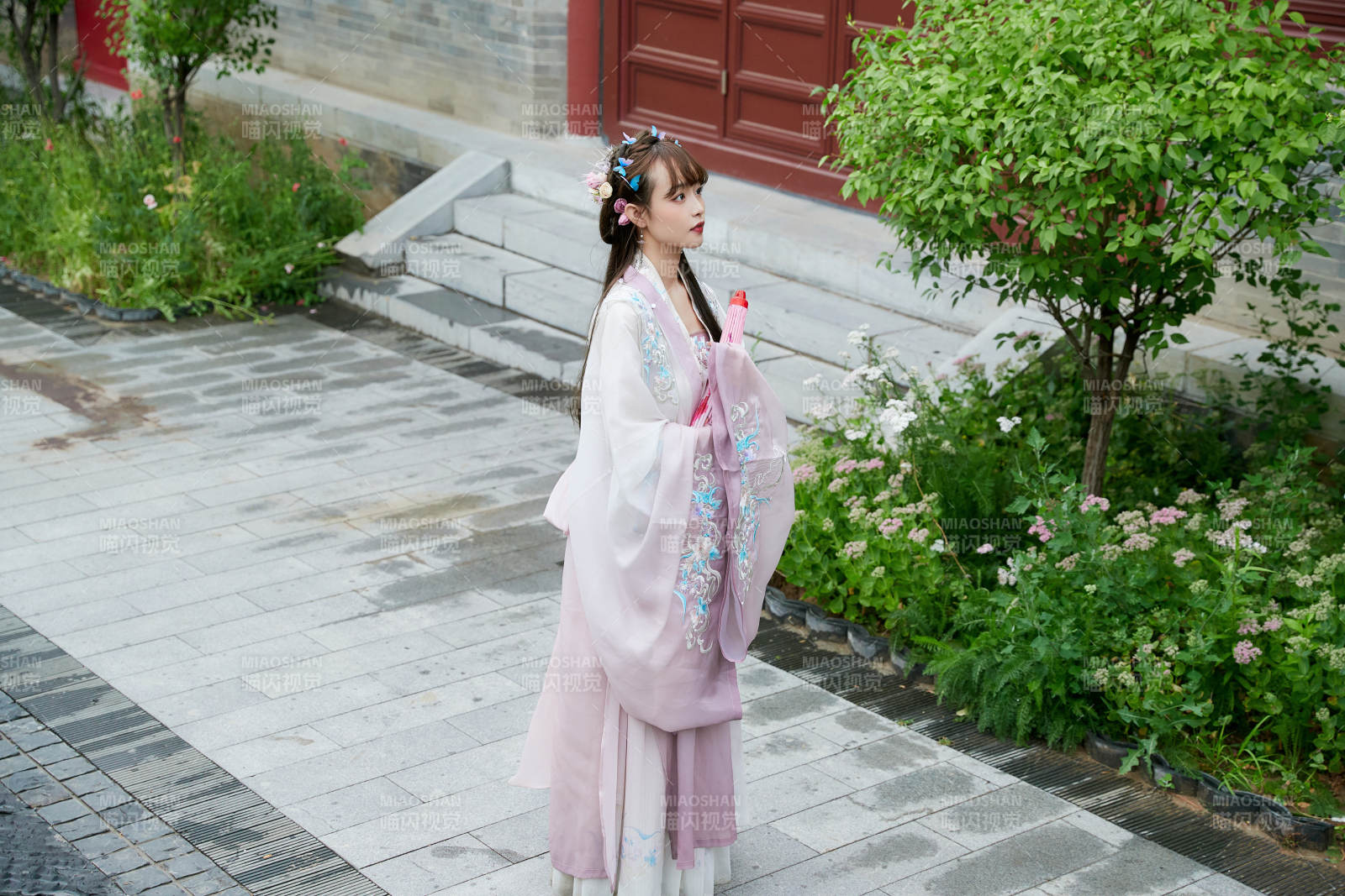 穿古裝漢服手持工藝傘的東方美少女