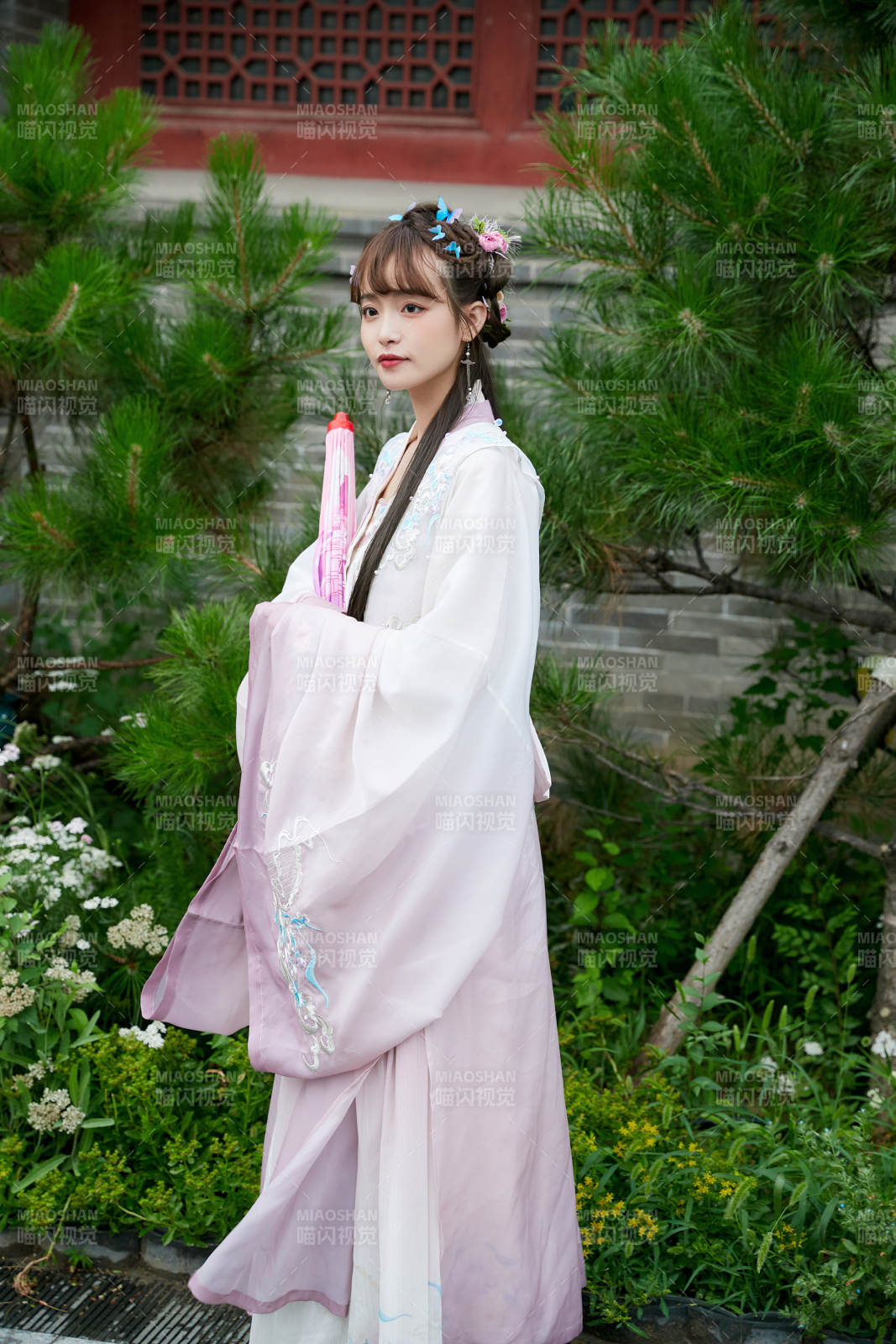 穿古裝漢服手持工藝傘的東方美少女