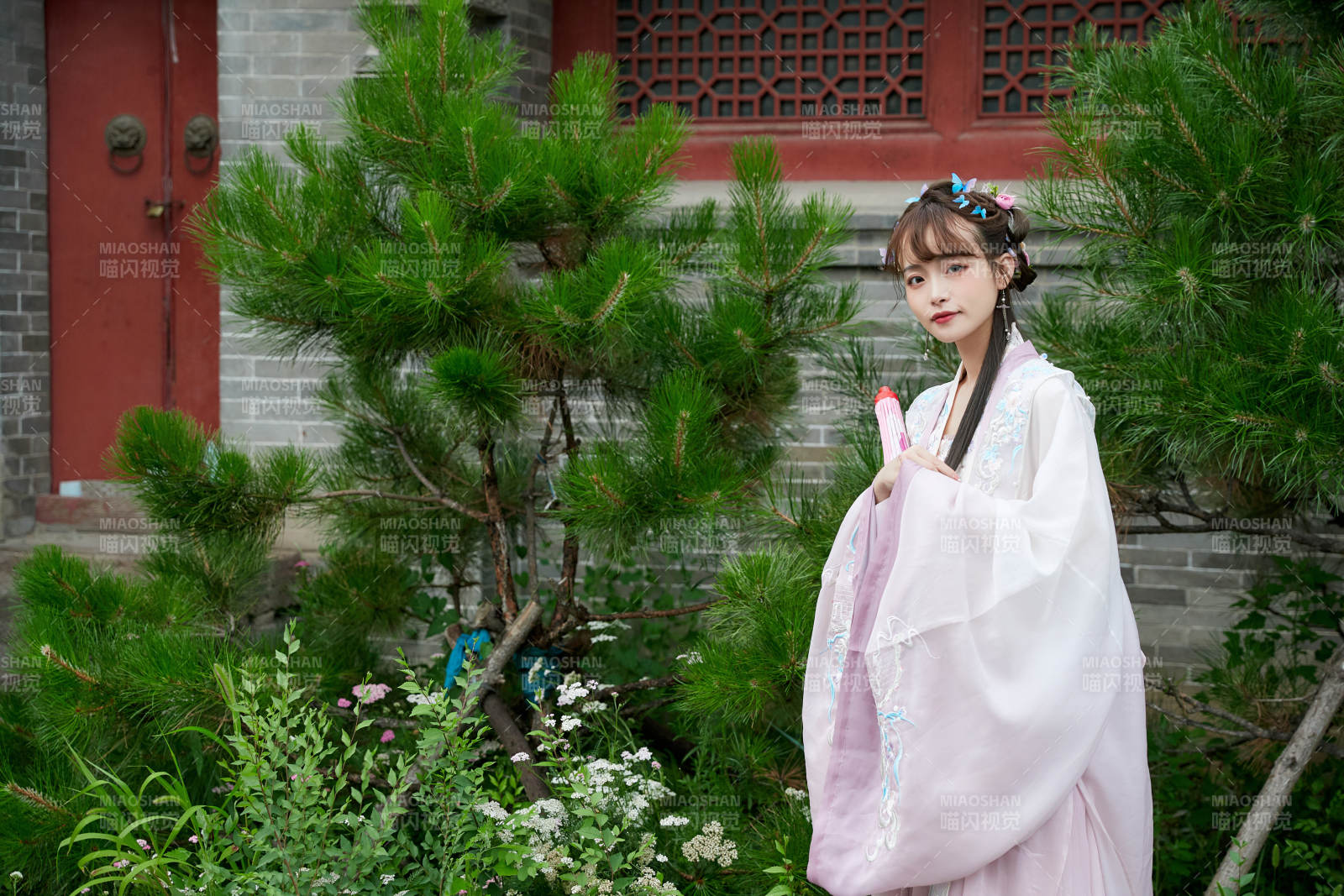 穿古裝漢服手持工藝傘的東方美少女